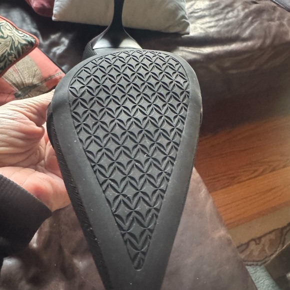 Cosy Island sexy low pumps with padding and arch support. New in box. Size 8.5 - Picture 3 of 3